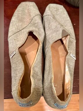 👟 TOMS Classic Slip-On Shoes – Gray